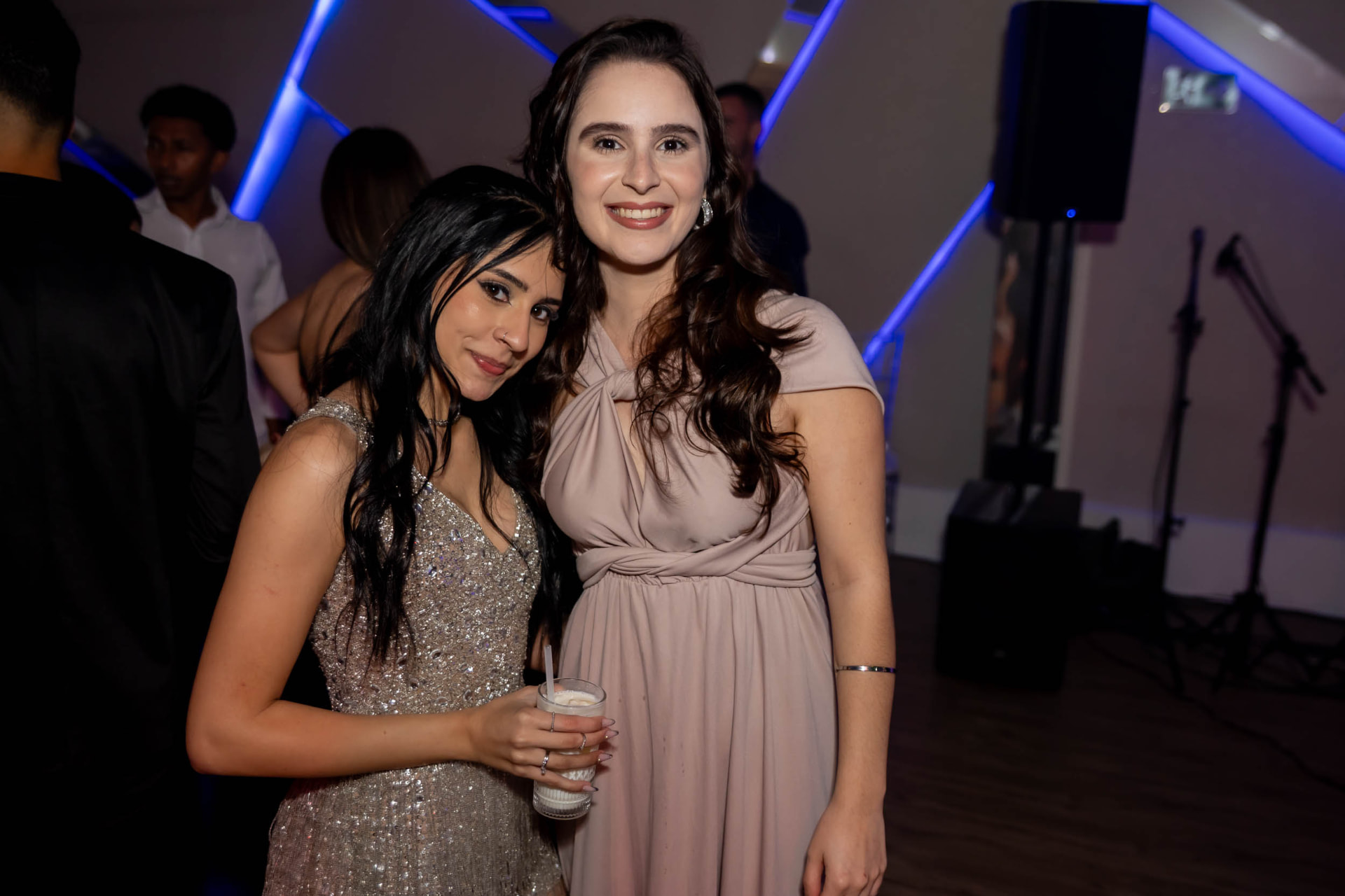 Giovana com convidadas na festa