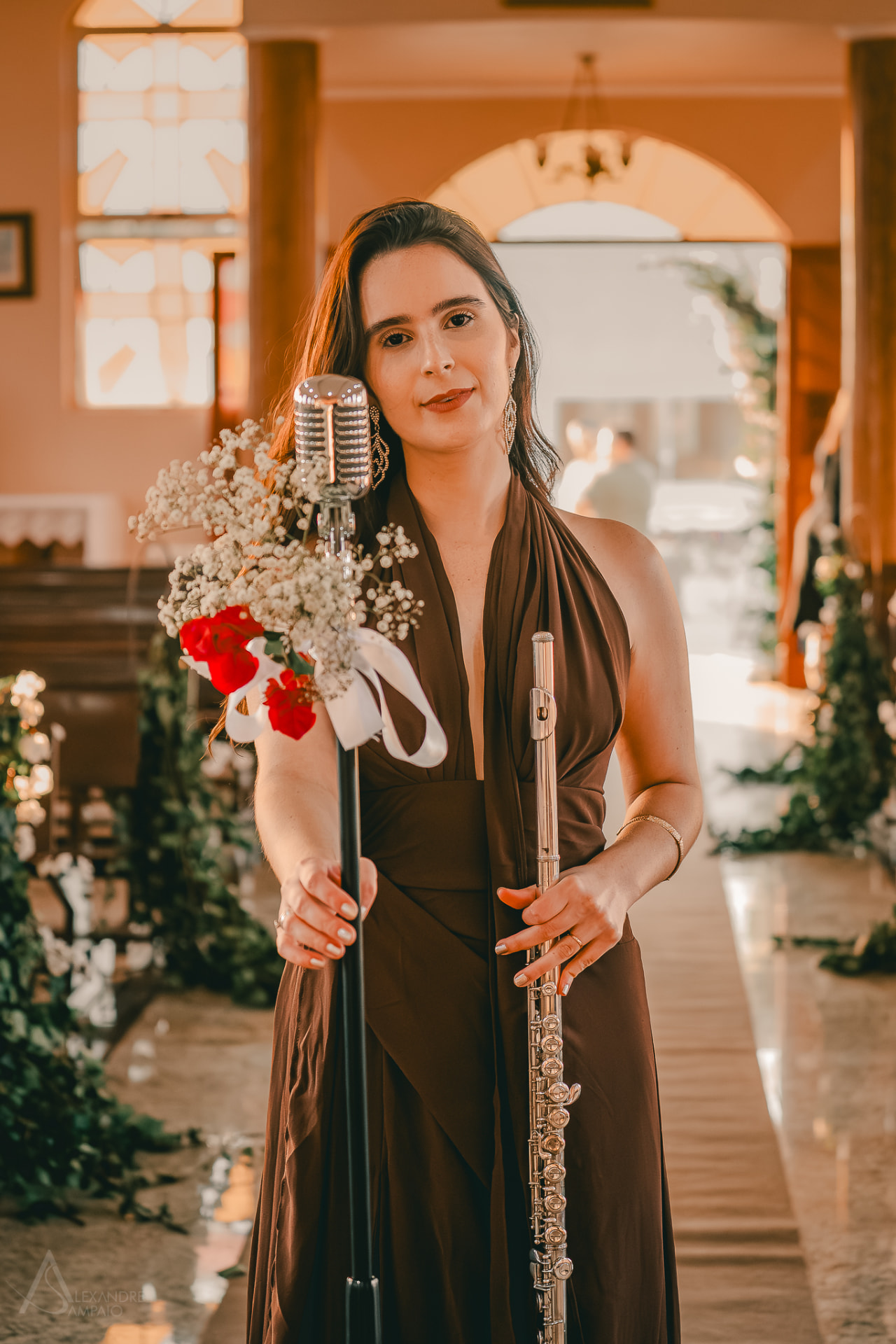 Giovana com microfone vintage e flauta no interior da igreja