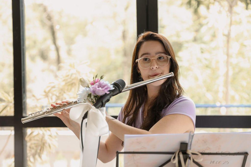 Giovana tocando flauta transversal em cerimônia