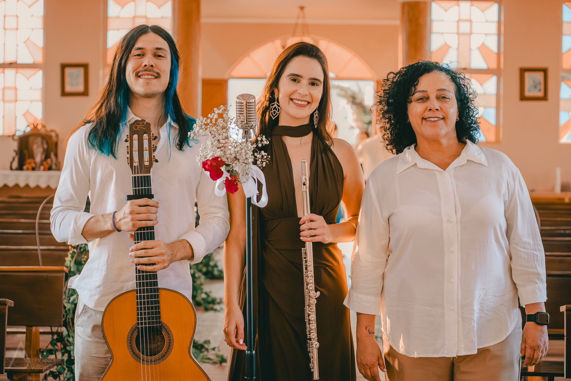 Giovana com músicos convidados após a cerimônia na igreja