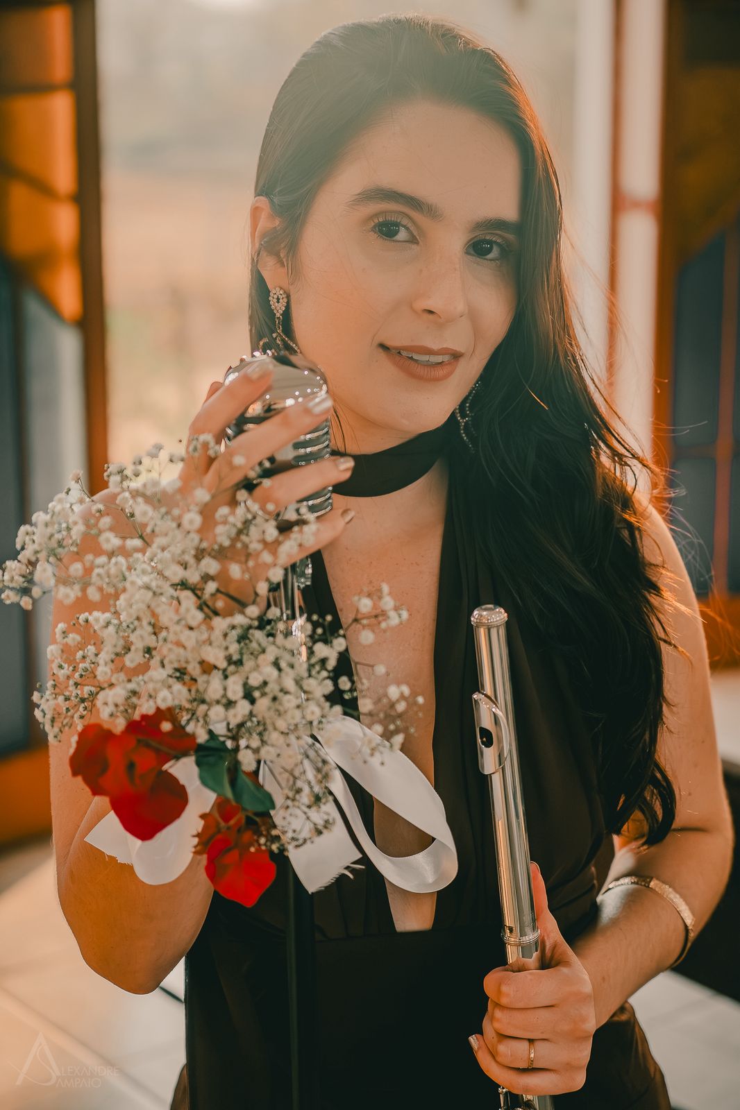 Retrato de Giovana com microfone vintage e flauta